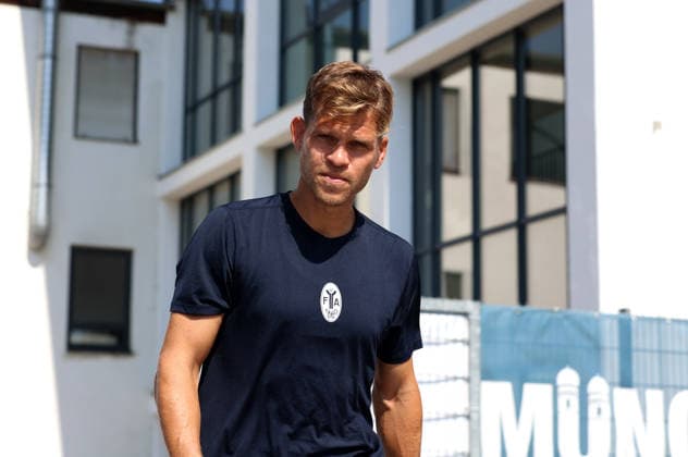 Soccer, Men s, Bavarian Regional League, 2026–2027 Season, TSV 1860 Munich, Florian Niederlechner of TSV 1860 Munich on his way to the practice field, head, upper body