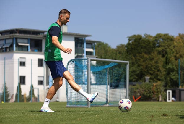 Soccer, Men s, Bavarian Regional League, 2026–2027 Season, TSV 1860 Munich, Training: Dennis Dressel; TSV 1860 Munich Kicks a Ball
