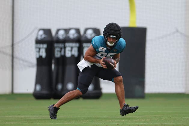 JACKSONVILLE, FL - AUGUST 04: Jacksonville Jaguars tight end Brenton Strange (85) catches a pass during training camp on August 4, 2026 at the Miller Electric Center in Jacksonville, Fl. (Photo by David Rosenblum Icon Sportswire) NFL, American Football Herren, USA AUG 04 Jaguars Training Camp EDITORIAL USE ONLY Icon260804229784