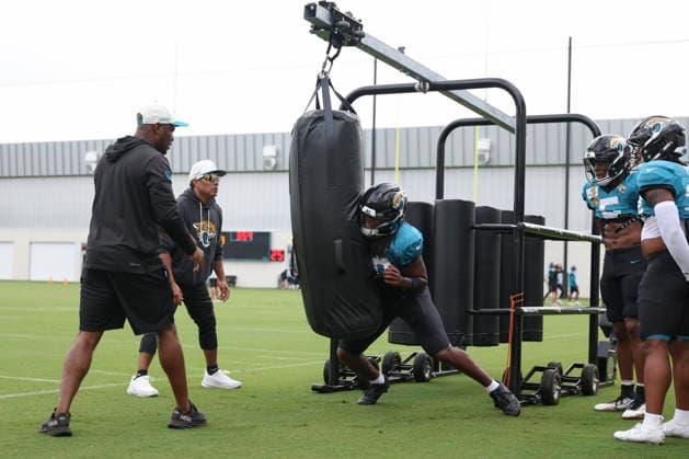 JACKSONVILLE, FL - AUGUST 04: Jacksonville Jaguars running back Deejay Dallas (20) works on a drill during training camp on August 4, 2026 at the Miller Electric Center in Jacksonville, Fl. (Photo by David Rosenblum Icon Sportswire) NFL, American Football Herren, USA AUG 04 Jaguars Training Camp EDITORIAL USE ONLY Icon260804229806