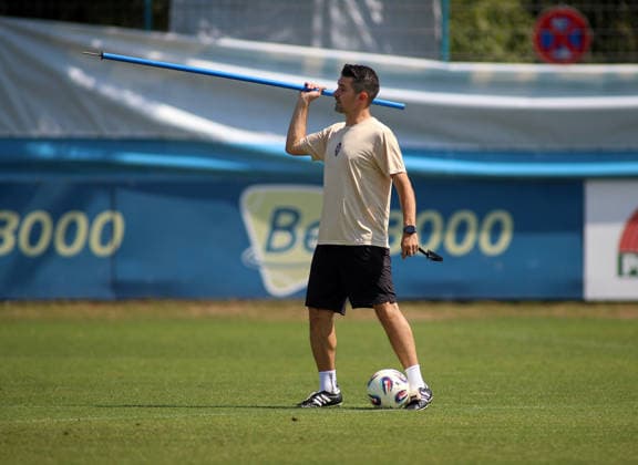 Soccer, Men s, Bavarian Regional League, 2026–2027 Season, TSV 1860 Munich, Alper Kayabunar at practice, TSV 1860 Munich coach holding a pole
