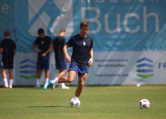 Soccer, Men s, Bavarian Regional League, 2026–2027 Season, TSV 1860 Munich, Florian Niederlechner in training; TSV 1860 Munich plays a ball