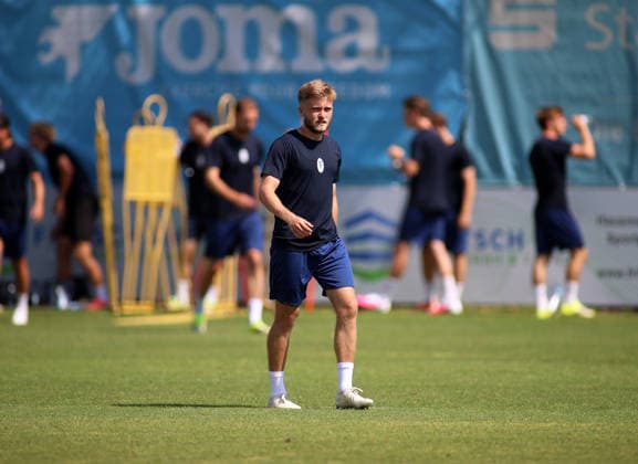 Soccer, Men s, Bavarian Regional League, 2026–2027 Season, TSV 1860 Munich, Training: Matthew Collins of TSV 1860 Munich walks across the practice field