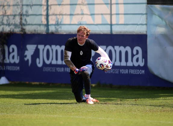 Soccer, Men s, Bavarian Regional League, 2026–2027 Season, TSV 1860 Munich, Training: Paul Bachmann of TSV 1860 Munich rolls a ball out while standing up