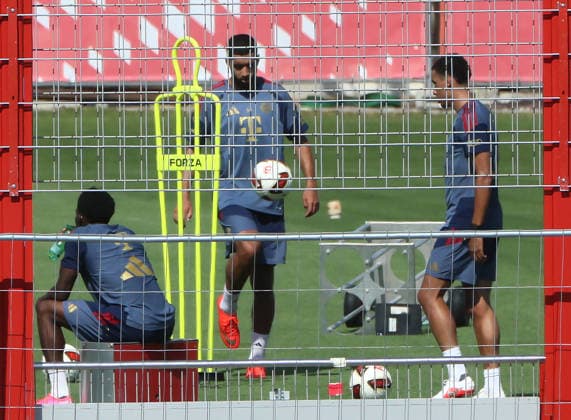 August 4, 2026, FC Bayern Munich, Training, Saebenerstrasse, Munich, Soccer, Sports, Pictured: Alphons Davies (FC Bayern Munich), Ismael Saibari (FC Bayern Munich), and Jamal Musiala (FC Bayern Munich)
