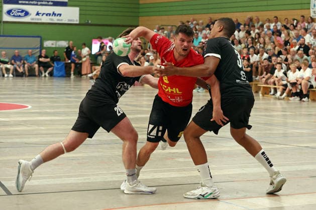 August 4, 2026, xovx, Lindencup Handball, HSG Linden vs. HSG Wettenberg: Luca Weimer (HSG Linden), Lukas Drommershausen (HSG Wettenberg), Maduwike Okpara (HSG Linden), Linden Stadthalle, Hesse, Germany, DE