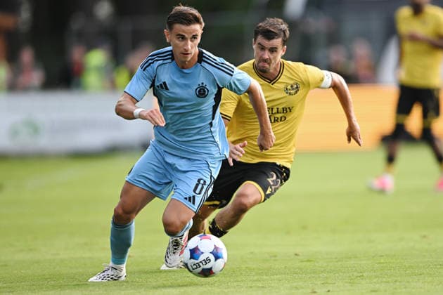 HÄLLEVIK, SWEDEN 20260804 Artur Gajdoö of Slovan Bratislava (left) and Jesper Gustavsson of Mjällby during Tuesday’s Champions League qualifier, Round 3, Game 1 of 2, between Mjällby AIF and SK Slovan Bratislava at Strandvallen, HÄLLEVIK, SWEDEN x10760x  Copyright: xPatricxSöderström TTx CHAMPIONS LEAGUE MJÄLLBY-BRATISLAVA