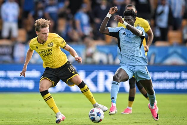 HÄLLEVIK, SWEDEN 20260804 Mjällby s Jeppe Jensen (right) and Bratislava s Alasana Yirajang during Tuesday s Champions League qualifier, Round 3, Game 1 of 2, between Mjällby AIF and SK Slovan Bratislava at Strandvallen in HÄLLEVIK, SWEDEN x10760x  Copyright: xPatricxSöderström TTx CHAMPIONS LEAGUE MJÄLLBY-BRATISLAVA