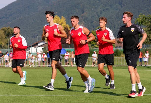 August 4, 2026, Germany, Grassau, Bundesliga, 2026–2027 season, VfB Stuttgart training camp, from left: Deniz Undav, Atakan Karazor, Ermedin Demirovic, Christopher Olivier, Dr. Andre Filipovic