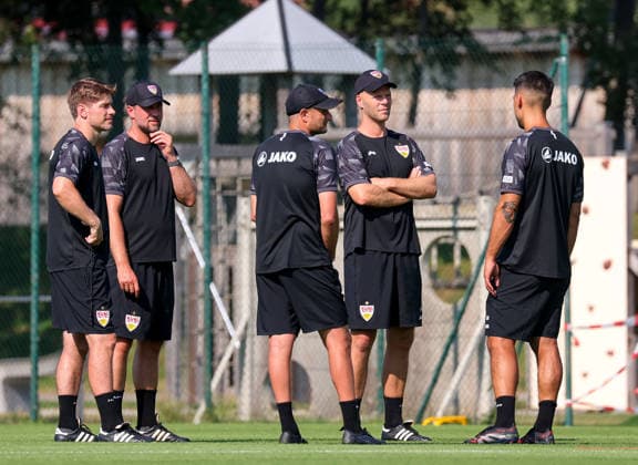 August 4, 2026, Germany, Grassau, Bundesliga, 2026–2027 season, VfB Stuttgart training camp, from left: David Krecidlo, Coach Sebastian Hoeneß, Nathaniel Weiss, Philip Kipp, Malik Fathi
