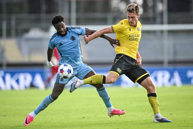 HÄLLEVIK, SWEDEN, August 4, 2026: Bratislava s Sandro Cruz (left) and Mjällby s Villiam Granath during Tuesday s Champions League qualifying round 3, Game 1 of 2, between Mjällby AIF and SK Slovan Bratislava at Strandvallen, HÄLLEVIK, SWEDEN x10760x  Copyright: xPatricxSöderström TTx CHAMPIONS LEAGUE MJÄLLBY-BRATISLAVA
