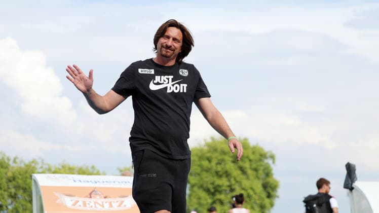 August 4, 2026, xrekx, Soccer Friendly Match, SV Elversberg vs. Racing Strasbourg. Vincent Wagner, coach of SV 07 Elversberg, thanks the fans, the player thanks the fans for their support. DFL and DFB regulations prohibit any use of photographs as image sequences and or quasi-video. Haguenau