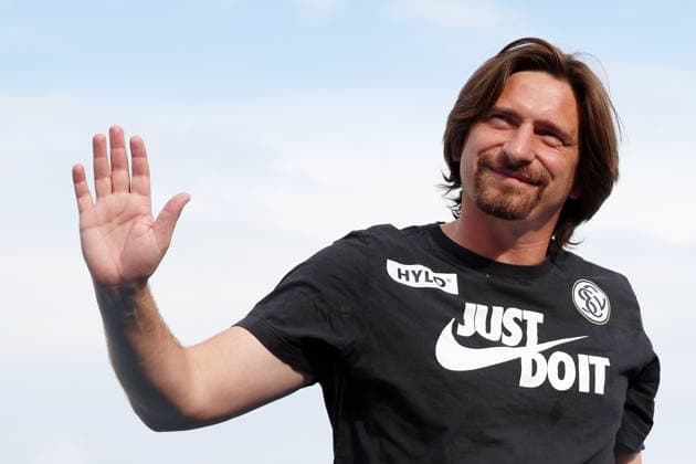 August 4, 2026, xrekx, Soccer Friendly Match, SV Elversberg vs. Racing Strasbourg. Vincent Wagner, coach of SV 07 Elversberg, thanks the fans, the player thanks the fans for their support. DFL and DFB regulations prohibit any use of photographs as image sequences and or quasi-video. Haguenau