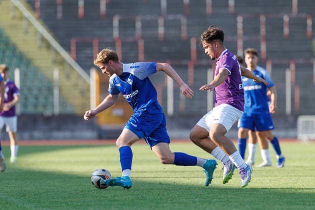 Maximilian Neuberger, 38, of FV Illertissen, and Mourice Ebeling, 13, of TSV Schwaben Augsburg, during the match between TSV Schwaben Augsburg and FV Illertissen, soccer, men s, Toto Cup, 2026–2027, Matchday 1 on August 4, 2026, in Augsburg, Rosenaustadion, Bavaria, Germany