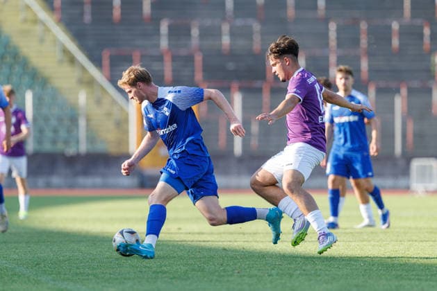 Maximilian Neuberger, 38, of FV Illertissen, and Mourice Ebeling, 13, of TSV Schwaben Augsburg, during the match between TSV Schwaben Augsburg and FV Illertissen, soccer, men s, Toto Cup, 2026–2027, Matchday 1 on August 4, 2026, in Augsburg, Rosenaustadion, Bavaria, Germany