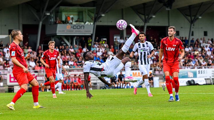 August 4, 2026, GER, Soccer, Men s, Bavarian Toto Cup, 2026–2027 Season, FC Memmingen vs. FC Ingolstadt 04: Obed Chidindu Ugondu (Ingolstadt, 17), Max Zeller (Memmingen, 2), and Fabian Lutz (Memmingen, 8) go for a scoring opportunity at Memmingen’s ArenaPark in Bavaria, Germany Copyright: xNordphotox xHafnerx