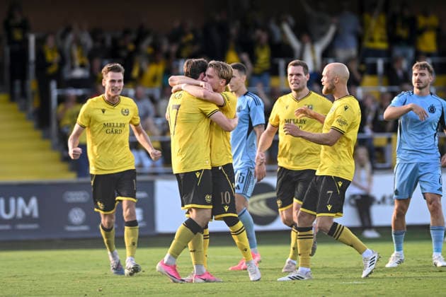 HÄLLEVIK, SWEDEN 20260804 Mjällby s Elliot Stroud (17) celebrates with Jeppe Jensen (10) and others after scoring the 1-0 goal on a penalty kick during Tuesday s Champions League qualifier, Round 3, Match 1 of 2, between Mjällby AIF and SK Slovan Bratislava at Strandvallen in HÄLLEVIK, SWEDEN x10760x  Copyright: xPatricxSöderström TTx CHAMPIONS LEAGUE MJÄLLBY-BRATISLAVA