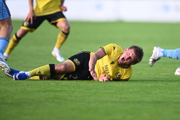 HÄLLEVIK, SWEDEN 20260804 Mjällby’ski Samuelsen is lying on the grass in pain during Tuesday’s Champions League qualifier, Round 3, Match 1 of 2, between Mjällby AIF and SK Slovan Bratislava at Strandvallen in HÄLLEVIK, SWEDEN x10760x  Copyright: xPatricxSöderström TTx CHAMPIONS LEAGUE MJÄLLBY-BRATISLAVA