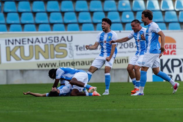 August 4, 2026, GER, Regionalliga North East, Matchday 3, 2026–2027 Season, Chemnitz, Chemnitzer FC vs. FSV Zwickau: Domenico Alberico (Chemnitzer FC 10) celebrates; Ken Tchouangue (Chemnitzer FC 20), Maurizio Grimaldi (Chemnitzer FC 23), Andreas Geipl (Chemnitzer FC 6), Dennis Slamar (Chemnitzer FC 21), Chemnitz Eins Stadium, An der Gellertstraße, Saxony, Germany Copyright: xnordphotoxGmbHx xTrienitzx