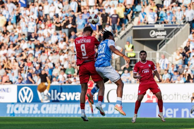 August 4, 2026, GER, Regionalliga Nord Ost, Matchday 3, 2026–2027 Season, Chemnitz, Chemnitzer FC vs. FSV Zwickau; Lennert Möbius (Lennert Moebius) of FSV Zwickau No. 9 in a tackle against Ken Tchouangue; Chemnitzer FC 20; Chemnitz Eins Stadium; An der Gellertstraße; Saxony, Germany Copyright: xnordphotoxGmbHx xTrienitzx