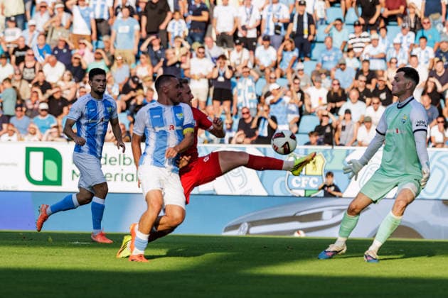 August 4, 2026, GER, Regionalliga Nord Ost, Matchday 3, 2026–2027 Season, Chemnitz, Chemnitzer FC vs. FSV Zwickau; Daniel Haubner (FSV Zwickau, No. 28) in a tackle against Andreas Geipl (Chemnitzer FC, No. 6) and David Richter (Chemnitzer FC, No. 1); Chemnitz Eins Stadium, An der Gellertstraße, Saxony, Germany Copyright: xnordphotoxGmbHx xTrienitzx