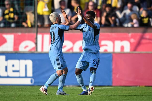 HÄLLEVIK, SWEDEN 20260804 Bratislava s Suleiman Camara Sanneh celebrates with Cristian Martinez after tying the score at 1–1 during Tuesday s Champions League qualifier, Round 3, Match 1 of 2, between Mjällby AIF and SK Slovan Bratislava at Strandvallen, HÄLLEVIK, SWEDEN x10760x  Copyright: xPatricxSöderström TTx CHAMPIONS LEAGUE MJÄLLBY-BRATISLAVA
