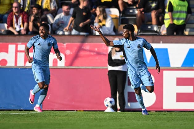 HÄLLEVIK, SWEDEN, August 4, 2026: Bratislava s Suleiman Camara Sanneh (right) celebrates with Cristian Martinez after scoring the equalizer to make it 1–1 during Tuesday s Champions League third qualifying round, Match 1 of 2, between Mjällby AIF and SK Slovan Bratislava at Strandvallen, HÄLLEVIK, SWEDEN x10760x  Copyright: xPatricxSöderström TTx CHAMPIONS LEAGUE MJÄLLBY-BRATISLAVA