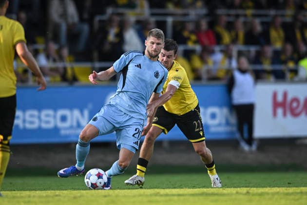 HÄLLEVIK, SWEDEN 20260804 Bratsilava s Alen Mustafic (left) and Mjällby s Jesper Gustavsson during Tuesday s Champions League qualifier, Round 3, Game 1 of 2, between Mjällby AIF and SK Slovan Bratislava at Strandvallen, HÄLLEVIK, SWEDEN x10760x  Copyright: xPatricxSöderström TTx CHAMPIONS LEAGUE MJÄLLBY-BRATISLAVA