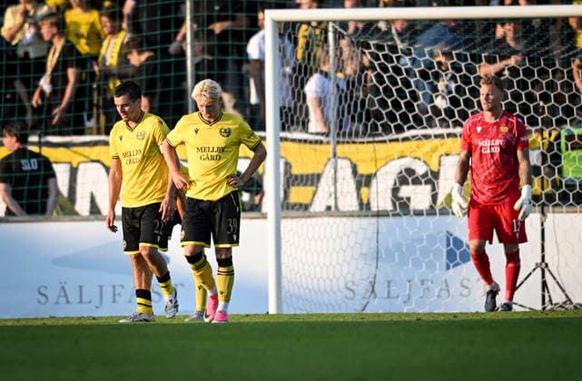 HÄLLEVIK, SWEDEN 20260804 Bratislava s Manasse Kianga (center, right) celebrates after scoring during the UEFA Champions League third qualifying round, first leg soccer match between Mjällby AIF and SK Slovan Bratislava at Strandvallen in Hällevik, Sweden, on Aug. 4, 2026 HÄLLEVIK SWEDEN x10760x  Copyright: xPatricxSöderström TTx SWEDEN SOCCER CHAMPIONS LEAGUE MJALLBY-BRATISLAVA