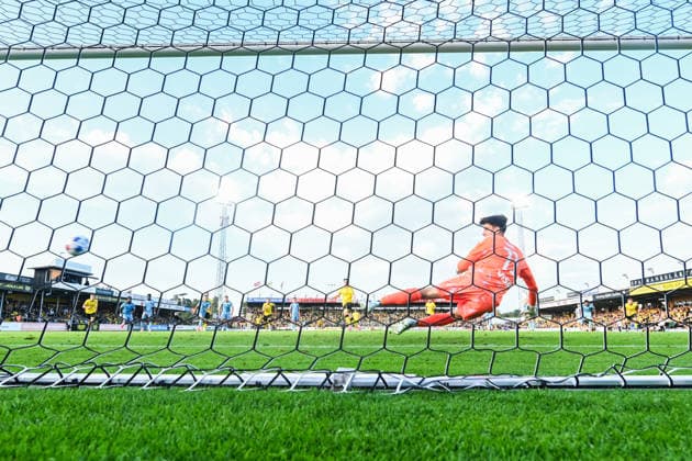HÄLLEVIK, SWEDEN, August 4, 2026 — Mjällby AIF’s Elliot Stroud scores the 1-0 goal on a penalty kick past SK Slovan Bratislava goalkeeper Dominik Takac during Tuesday’s Champions League qualifier, Round 3, Match 1 of 2, between Mjällby AIF and SK Slovan Bratislava at Strandvallen, HÄLLEVIK, SWEDEN x10760x  Copyright: xPatricxSöderström TT TTx CHAMPIONS LEAGUE MJÄLLBY-BRATISLAVA