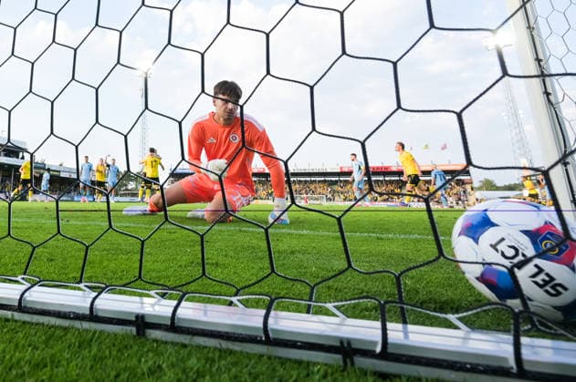 HÄLLEVIK, SWEDEN 20260804 Mjällby AIF s Elliot Stroud scores a penalty past SK Slovan Bratislava goalkeeper Dominik Takac during Tuesday s Champions League qualifier, Round 3, Match 1 of 2, between Mjällby AIF and SK Slovan Bratislava at Strandvallen in HÄLLEVIK, SWEDEN x10760x  Copyright: xPatricxSöderström TT TTx CHAMPIONS LEAGUE MJÄLLBY-BRATISLAVA