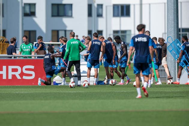 August 4, 2026, Soccer, FC Schalke 04 practice. Water break for the S04 Gelsenkirchen players. FC Schalke 04 training facility, North Rhine-Westphalia, Germany xRHR PHOTO YYx Copyright: RHR-FOTOx RHR-FOTO YY