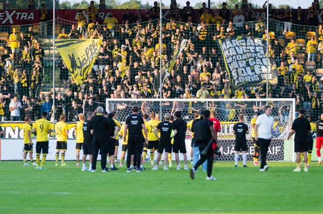 HÄLLEVIK, SWEDEN 20260804 Mjällby AIF players thank the fans during Tuesday s Champions League qualifier, Round 3, Match 1 of 2, between Mjällby AIF and SK Slovan Bratislava at Strandvallen in HÄLLEVIK, SWEDEN x10760x  Copyright: xPatricxSöderström TT TTx CHAMPIONS LEAGUE MJÄLLBY-BRATISLAVA