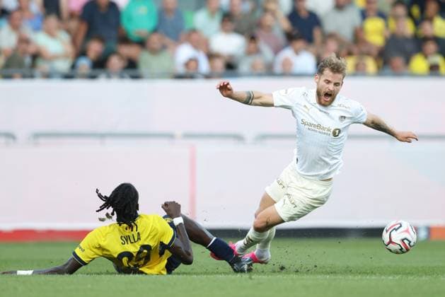 Union s Massire Sylla and Bodo Glimt s Ole Didrik Blomberg fight for the ball during a soccer game between Belgian Royale Union Saint-Gilloise and Norwegian Bodo Glimt, Tuesday 04 August 2026 in Oostende, in the first leg of the third qualifying round for the UEFA Champions League. BRUNOxFAHY  x182753360x