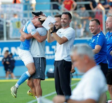 CFC vs. FSV Zwickau, August 4, 2026, Chemnitz, eins Stadium on Gellertstrasse, Sports, Soccer, Northeast Regional League 2026–2027, Matchday 3, CFC, CFC vs. FSV Zwickau. The CFC bench also celebrates the 2–0 win. Assistant coach Niklas Hoheneder hugs goal scorer Jonas Marx. Chemnitz, Saxony, Germany