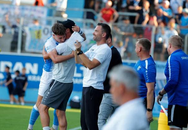 CFC vs. FSV Zwickau, August 4, 2026, Chemnitz, eins Stadium on Gellertstrasse, Sports, Soccer, Northeast Regional League 2026–2027, Matchday 3, CFC, CFC vs. FSV Zwickau. The CFC bench also celebrates the 2–0 win. Assistant coach Niklas Hoheneder hugs goal scorer Jonas Marx. Chemnitz, Saxony, Germany