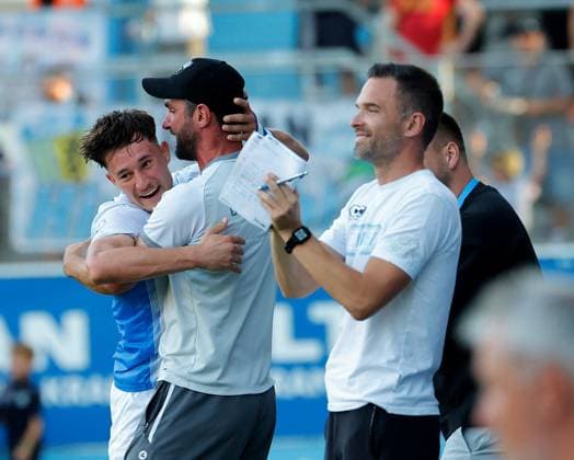 CFC vs. FSV Zwickau, August 4, 2026, Chemnitz, eins Stadium on Gellertstrasse, Sports, Soccer, Northeast Regional League 2026–2027, Matchday 3, CFC, CFC vs. FSV Zwickau. The CFC bench also celebrates the 2–0 win. Assistant coach Niklas Hoheneder hugs goal scorer Jonas Marx. Chemnitz, Saxony, Germany