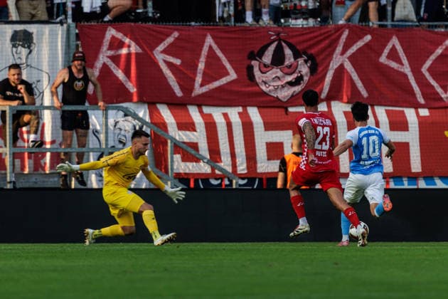 August 4, 2026, GER, Regionalliga Nord Ost, Matchday 3, 2026–2027 Season, Chemnitz, Chemnitzer FC vs. FSV Zwickau: Domenico Alberico (Chemnitzer FC 10) in a tackle against Joshua Putze (FSV Zwickau 23) and Lucas Hiemann (FSV Zwickau 30) at Chemnitz Eins Stadium, An der Gellertstraße, Saxony, Germany Copyright: xnordphotoxGmbHx xTrienitzx