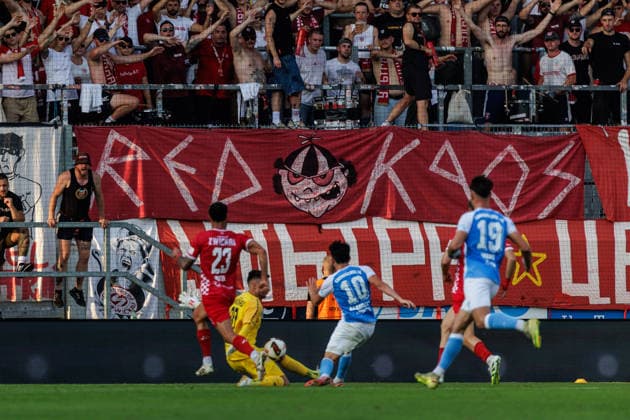 August 4, 2026, GER, Regionalliga Nord Ost, Matchday 3, 2026–2027 Season, Chemnitz, Chemnitzer FC vs. FSV Zwickau: Domenico Alberico (Chemnitzer FC 10) in a tackle against Joshua Putze (FSV Zwickau 23) and Lucas Hiemann (FSV Zwickau 30) at Chemnitz Eins Stadium, An der Gellertstraße, Saxony, Germany Copyright: xnordphotoxGmbHx xTrienitzx