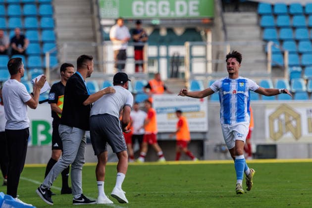 August 4, 2026, GER, Regionalliga Nord Ost, Matchday 3, 2026–2027 Season, Chemnitz, Chemnitzer FC vs. FSV Zwickau; Jonas Marx of Chemnitzer FC 19 celebrates after the 2–0 win with Niklas Hoheneder, assistant coach of Chemnitzer FC, and Tommy Haeder, managing director of Chemnitzer FC, at Chemnitz Eins Stadium on Gellertstraße, Saxony, Germany Copyright: xnordphotoxGmbHx xTrienitzx