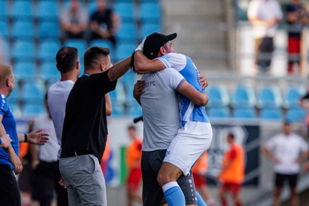 August 4, 2026, GER, Regionalliga Nord Ost, Matchday 3, 2026–2027 Season, Chemnitz, Chemnitzer FC vs. FSV Zwickau; Jonas Marx of Chemnitzer FC 19 celebrates after the 2–0 win with Niklas Hoheneder, assistant coach of Chemnitzer FC, and Tommy Haeder, managing director of Chemnitzer FC, at Chemnitz Eins Stadium on Gellertstraße, Saxony, Germany Copyright: xnordphotoxGmbHx xTrienitzx