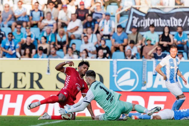 August 4, 2026, GER, Regionalliga Nord Ost, Matchday 3, 2026–2027 Season, Chemnitz, Chemnitzer FC vs. FSV Zwickau; Cemal Sezer of FSV Zwickau 19 in a tackle against David Richter; Chemnitzer FC 1; Chemnitz Eins Stadium; An der Gellertstraße; Saxony; Germany Copyright: xnordphotoxGmbHx xTrienitzx