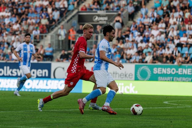 August 4, 2026, GER, Regionalliga North East, Matchday 3, 2026–2027 season, Chemnitz, Chemnitzer FC vs. FSV Zwickau, Domenico Alberico (Chemnitzer FC) 10, Josua von Baer (FSV Zwickau) 3, Chemnitz Eins Stadium, An der Gellertstraße, Saxony, Germany Copyright: xnordphotoxGmbHx xTrienitzx
