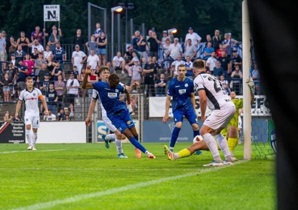 Soccer, Men s, 2026–2027 Season, Northeast Regional League, Matchday 3, SV Babelsberg 03 vs. VSG Altglienicke; from left: Sydney Mohamed Sylla (Altglienicke) scores the goal to tie the game 2–2 against Gordon Büch (Babelsberg) and goalkeeper Maximus Babke (Babelsberg), August 4, 2026, Copyright: xSebastianxRäppold MatthiasxKochx