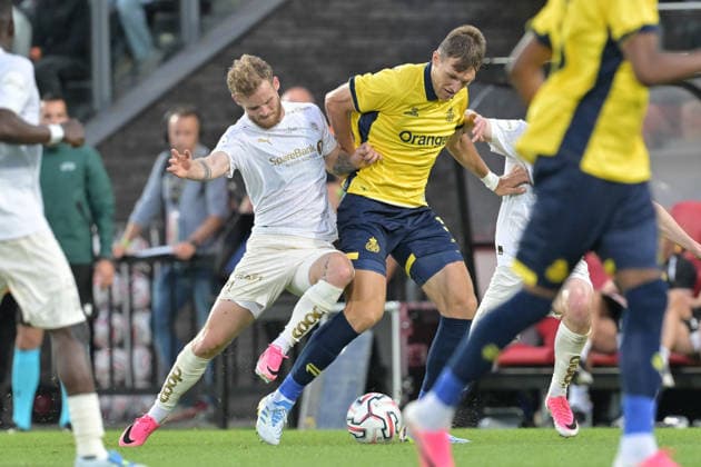 260804 Royale Union Saint-Gilloise vs FK Bodo Glimt Ole Didrik Blomberg (11) of Bodo fighting for the ball with Nikki Havenaar (55) of Union pictured during the third qualifying round - first leg in the 2026-2027 Uefa Champions League season between Royale Union Saint-Gilloise and FK Bodo Glimt from Sweden on August 4 , 2026 in Oostende, Belgium. (Photo by David Catry Isosport) Oostende Belgium  Copyright: xDavidxCatryx 20260804DC2_9428