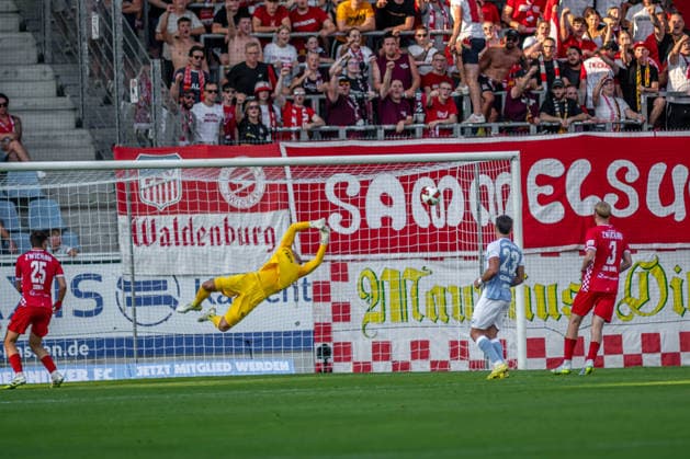 Chemnitz, Germany, August 4, 2026, Northeast Regional League 2026–2027, Matchday 3: Chemnitzer FC vs. FSV Zwickau. Pictured: Goalkeeper Lucas Hiemann; FSV is powerless in the 1–0 loss. Copyright: xFotostandx xNachtigallx