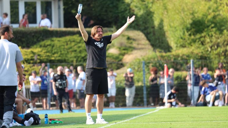 August 4, 2026, xrekx, Soccer Friendly Match, SV Elversberg vs. Racing Strasbourg; Vincent Wagner, coach of SV 07 Elversberg, gives instructions, gesticulates with his arms, gesticulates DFL DFB REGULATIONS PROHIBIT ANY USE OF PHOTOGRAPHS as IMAGE SEQUENCES and or QUASI-VIDEO Haguenau