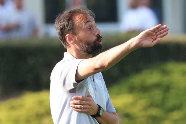 August 4, 2026, xrekx, Soccer Friendly Match, SV Elversberg vs. Racing Strasbourg; Hugo Oliveira, coach of Racing Strasbourg, gives instructions, gesticulates with his arms, gesticulates DFL DFB REGULATIONS PROHIBIT ANY USE OF PHOTOGRAPHS as IMAGE SEQUENCES and or QUASI-VIDEO Haguenau