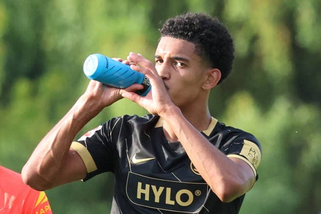 August 4, 2026, xrekx, soccer friendly match, SV Elversberg vs. Racing Strasbourg, left: Francis Onyeka taking a drink break, SV 07 Elversberg. DFL and DFB regulations prohibit any use of photographs as image sequences and or quasi-video. Haguenau