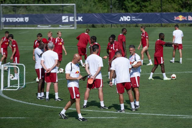 Martin Demichelis, RB Leipzig coach, in the midst of his training group at 37 degrees, RB Leipzig, soccer, training camp in Austria, preseason, 2026–2027 season, GER, August 4, 2026, Eibner Press Photo by Andreas Ulmer, RB Leipzig, soccer, training camp in Austria, preseason, 2026–2027 season, GER, August 4, 2026, Copyright: xEibner-Pressefoto AndreasxUlmerx EP_AUR
